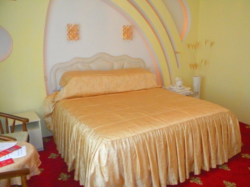 Gloria Mini-Hotel Chisinau Exterior foto